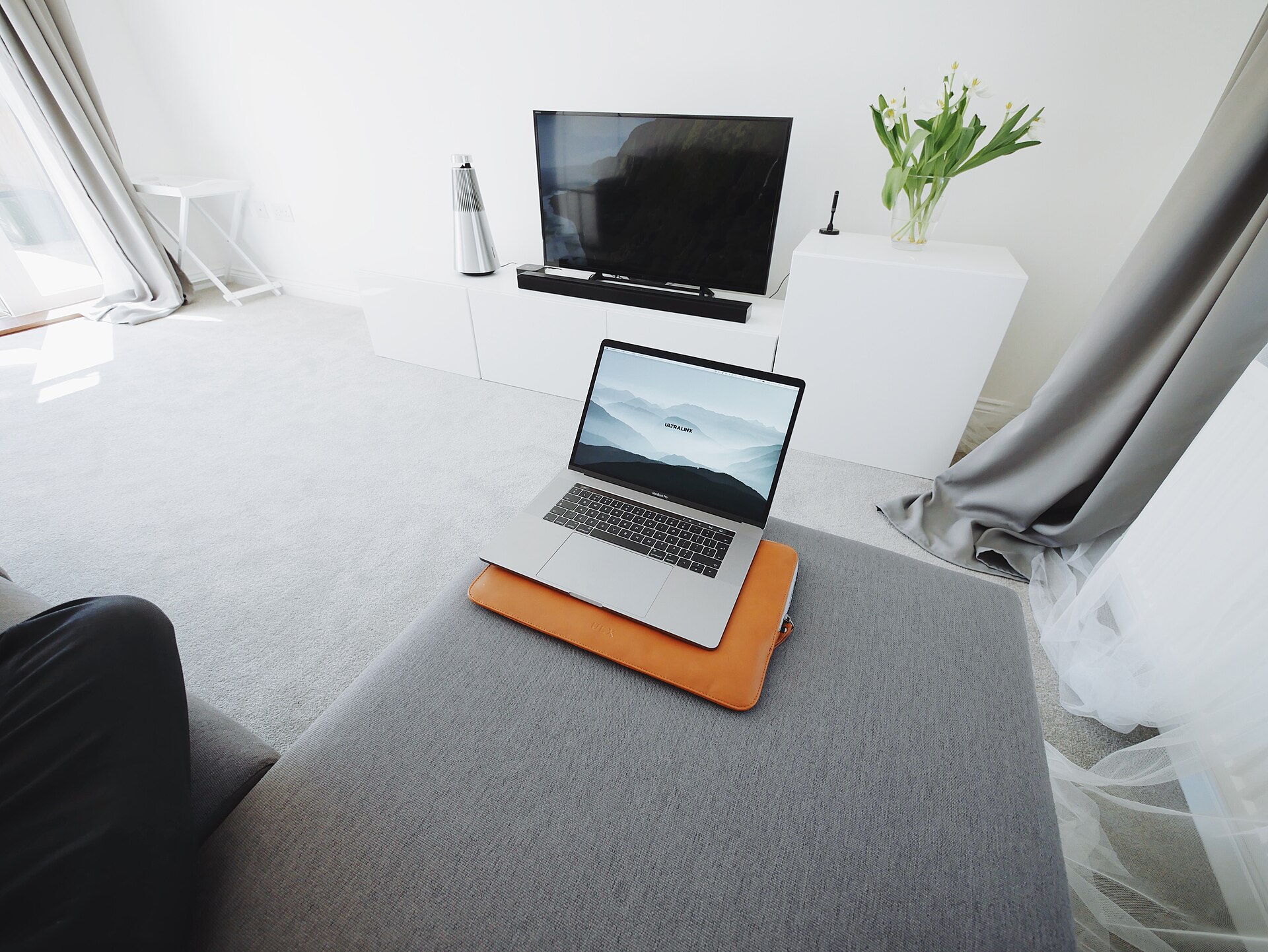 Espace de télétravail dans un salon — photographie d’illustration