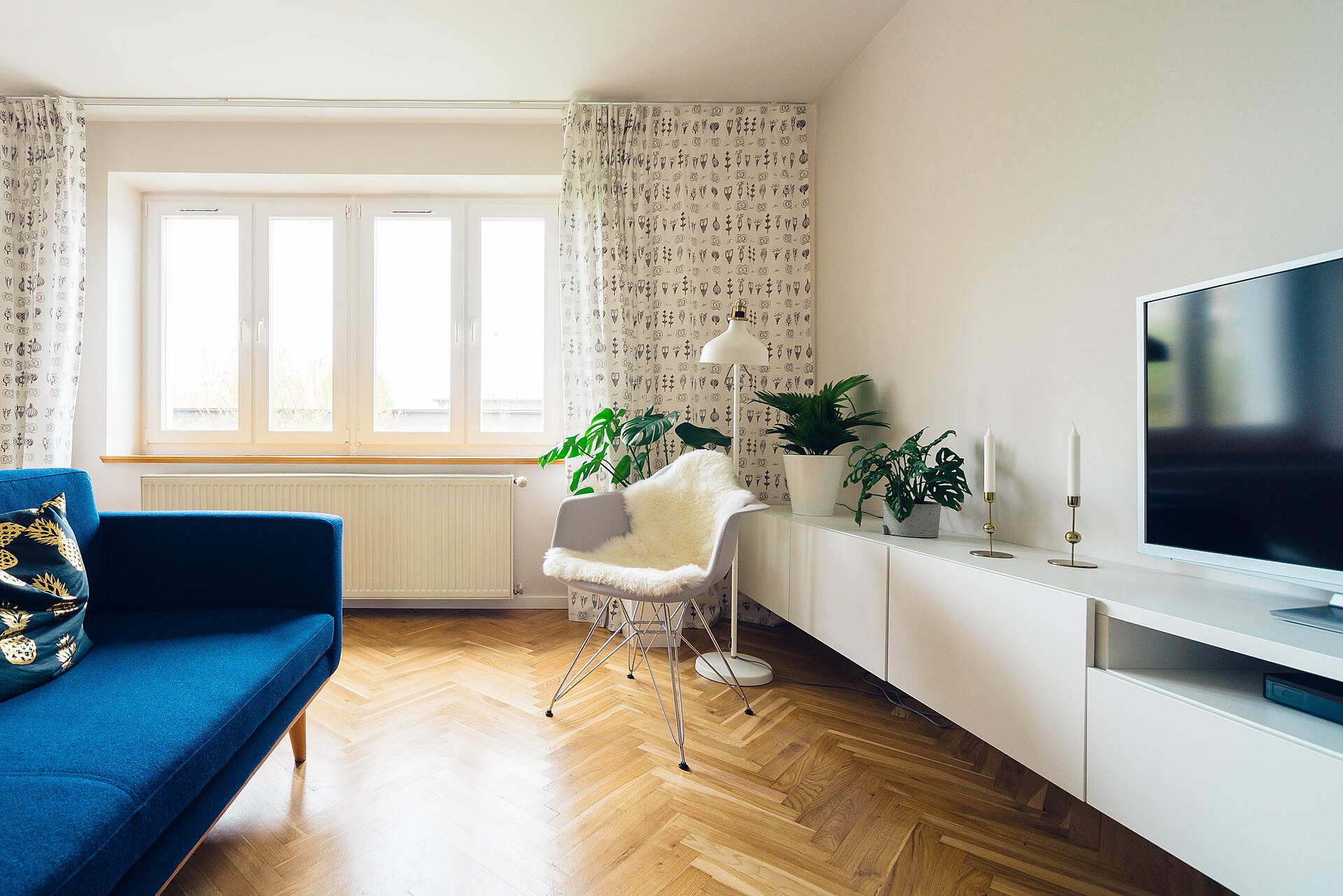 Salon lumineux avec canapé et mobilier contemporain