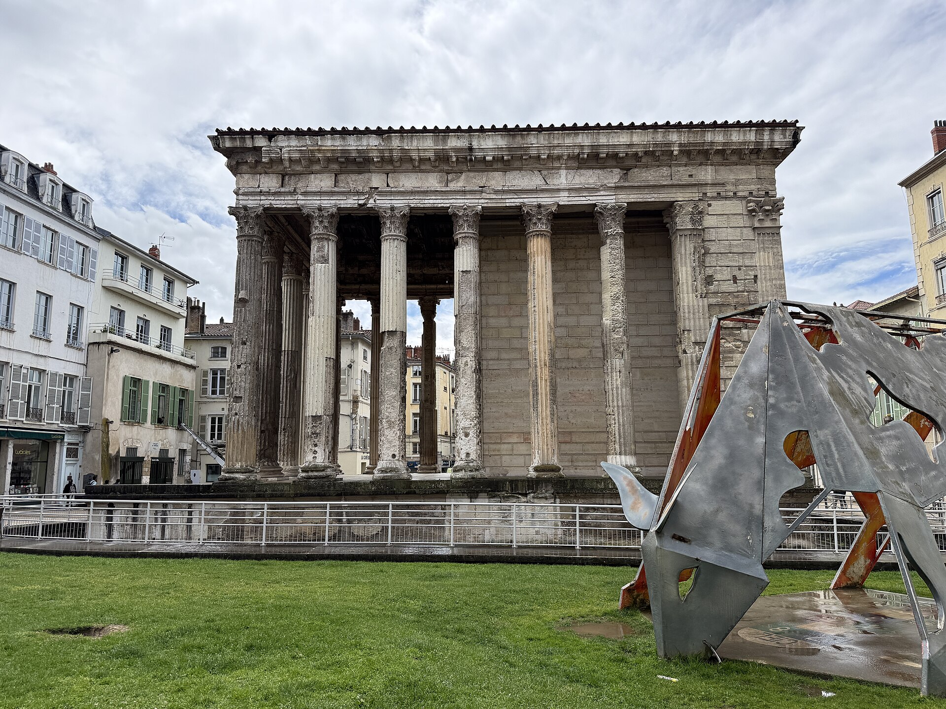 Temple d’Auguste et de Livie au cœur de Vienne en Isère